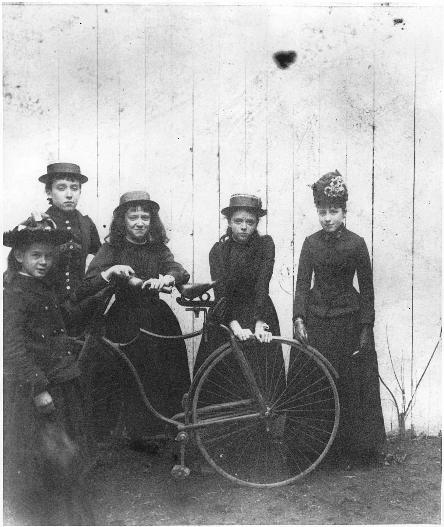 Cinq enfants et une bicyclette, vers 1890 